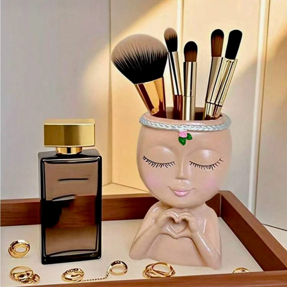 Elegant Makeup Brush Holder with Accents